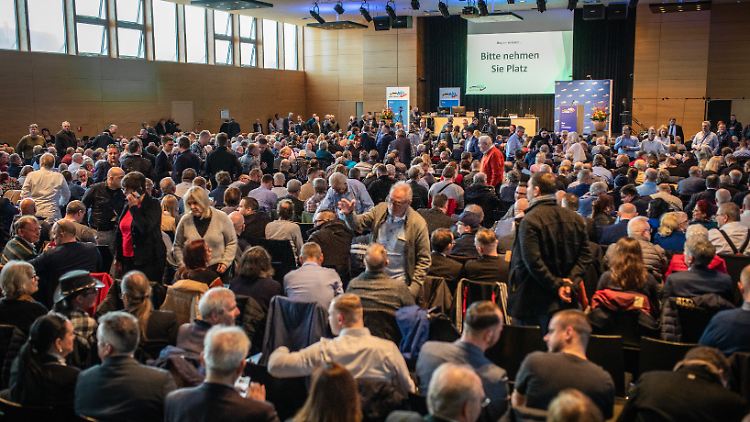 Da war der Saal noch rappelvoll: Menschen sitzen vor dem AfD-Landesparteitag in der überfüllten Stadthalle von Rottweil.