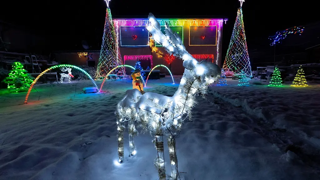 Das-Weihnachtshaus-von-Familie-Voss-leuchtet-ein-paar-Tage-vor-dem-ersten-Advent