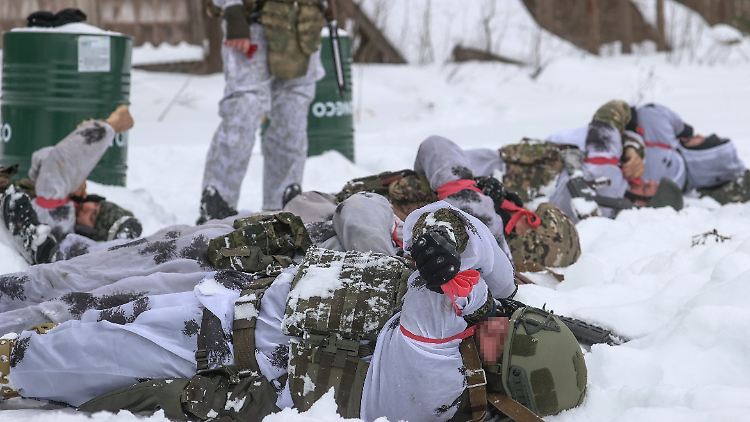 Diese russischen Soldaten nehmen an einer Übung in Moskau teil.