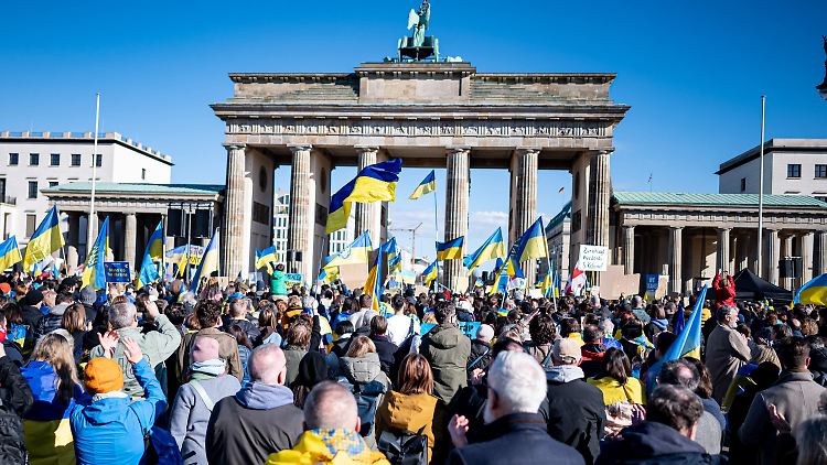 Mehrere Tausend Menschen kamen in Berlin am Brandenburger Tor zusammen.