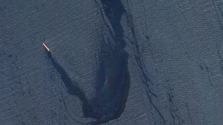 Die "Rubymar" läuft langsam voll Wasser.