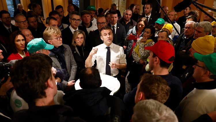  "Sie helfen keinem Ihrer Kollegen, indem Sie Stände kaputt schlagen", sagte Macron zu den Demonstrierenden. 