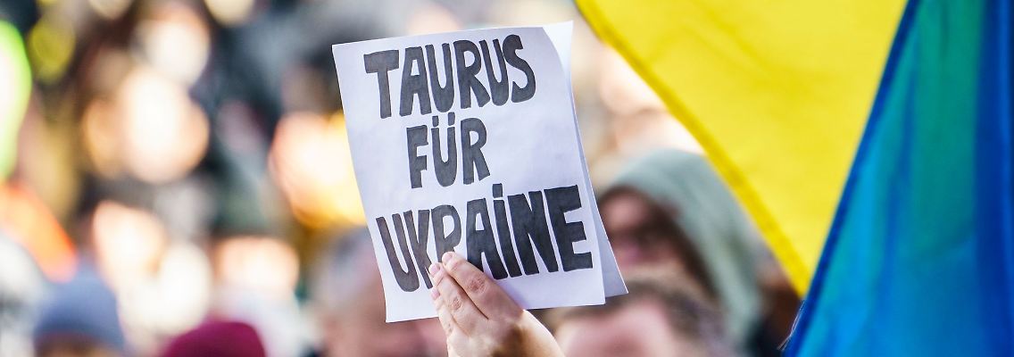 Kundgebungsteilnehmer fordern die Lieferung von Taurus-Marschflugkörper.