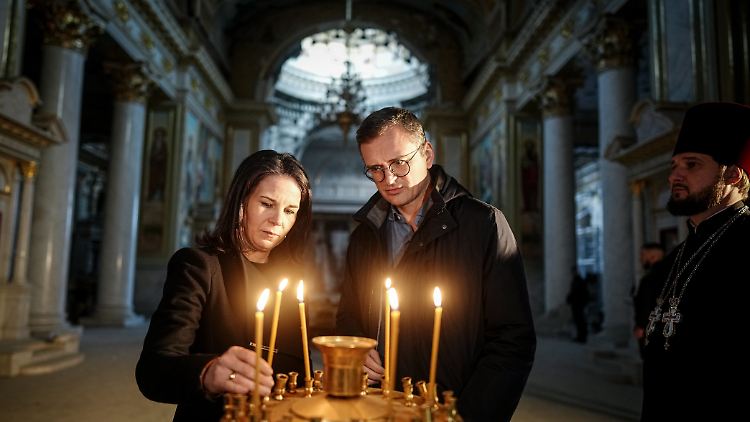 Baerbock und Kuleba zündeten beim Besuch der Verklärungskathedrale in der Hafenstadt Odessa eine Kerze an.