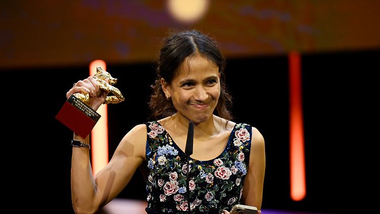 Mati Diop begleitet in ihrem Film 26 Statuen auf ihrer Reise von Frankreich nach Benin.