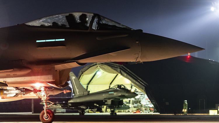 Ein Typhoon-Flugzeug der Royal Air Force bereitet sich auf den Start vor.