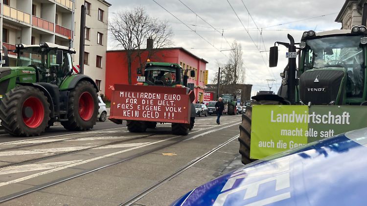 An dem Protest waren neben der Organisation "Land schafft Verbindung" auch die rechtsoffenen "Freien Bauern" beteiligt. 