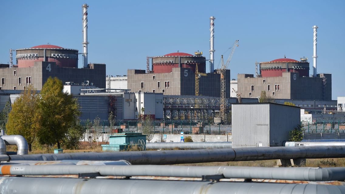 Derzeit sind die sechs Reaktoren des AKW stillgelegt, doch durch die Frontnähe ist es eine ständige Gefahr für die Umwelt.