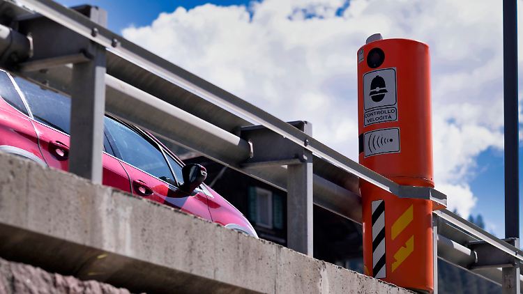 Italien ist voll mit Blitzern, mehrere Dutzend von ihnen wurden seit letztem Jahr beschädigt.