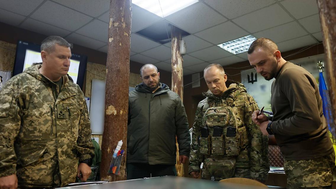 General Syrskyj in Beratung mit Kommandeuren der ukrainischen Streitkräfte