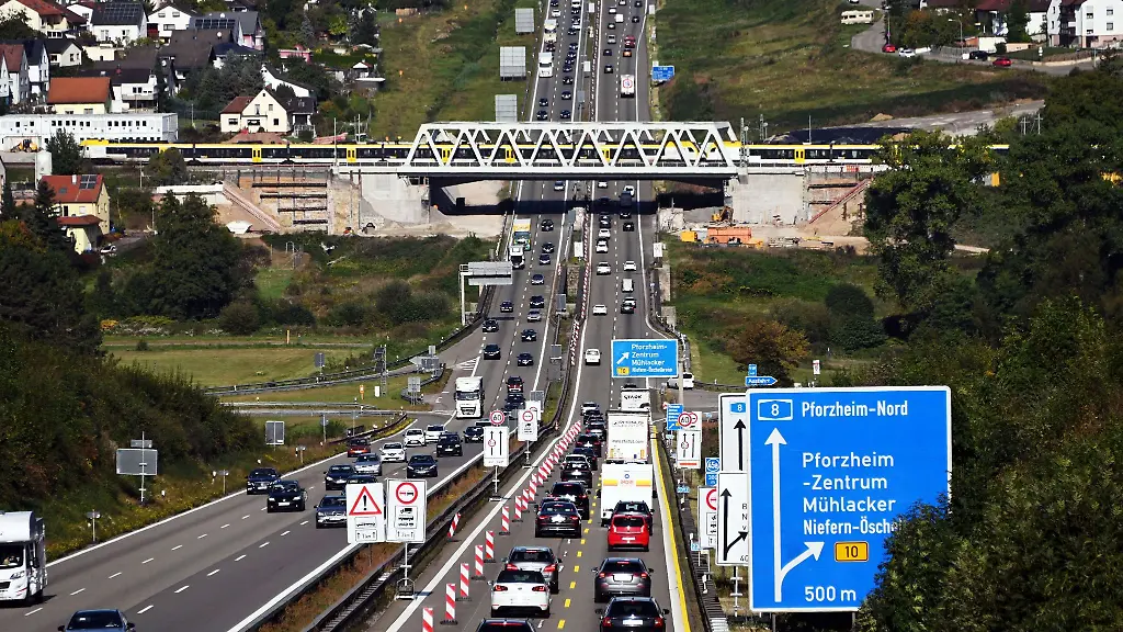 Blick-auf-die-Autobahn-A8-bei-Pforzheim-Ost