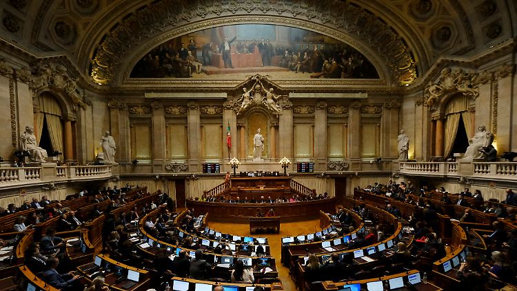 Am 10. März stimmen die Portugiesen für ein neues Parlament. Vertreter der beiden größten Parteien müssen sich wegen Korruption verantworten. 