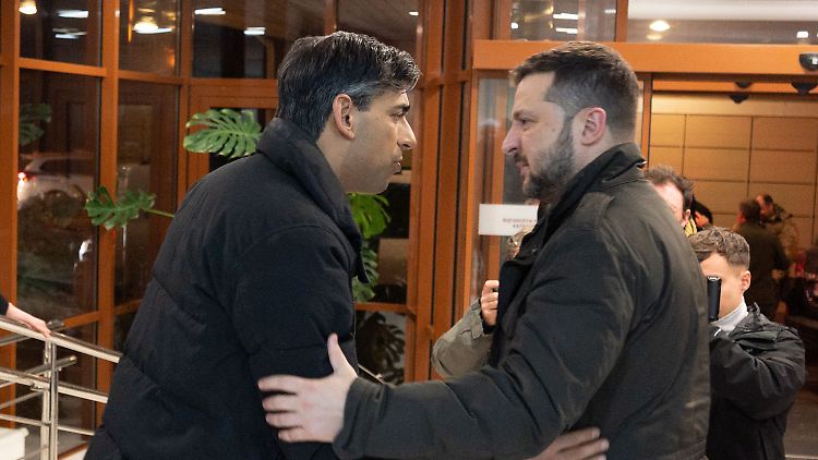Rishi Sunak (l.) hält die westliche Unterstützung für die Ukraine von Präsident Selenskyj für nicht ausreichend.