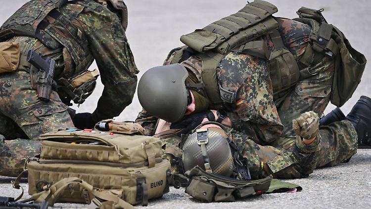 Beim Tag der Bundeswehr im Juni 2023 in München wurde Notfallmedizin der Bundeswehr vorgeführt: Soldaten bergen und versorgen einen verwundeten Kameraden.