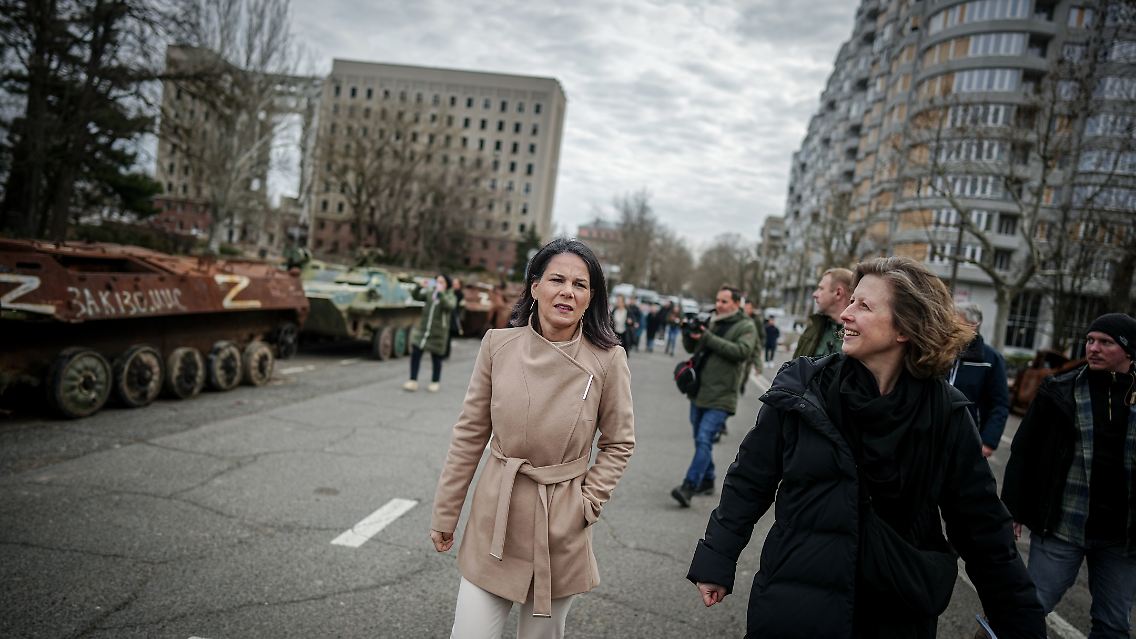Eine russische Aufklärungsdrohne verfolgte die Kolonne von Außenministerin Annalena Baerbock.