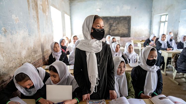 Aufgrund von angeblichen illegalen Telefonaten zwischen den Journalisten und den Mädchen haben die Taliban den Kontakt verboten.