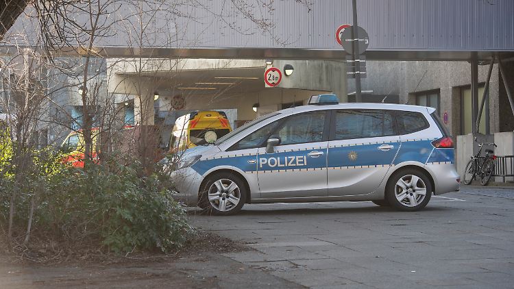 Auch noch am Morgen danach zeigt die Polizei am Urban-Krankenhaus Präsenz. 