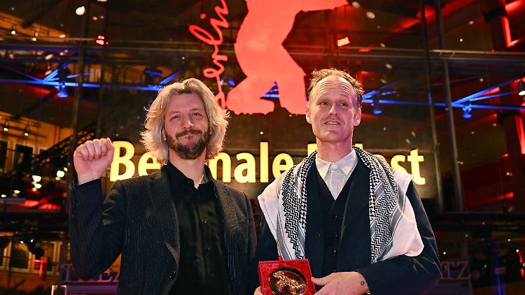 Der Filmemacher Ben Russell (r.) trug am Samstag ein Palästinensertuch.