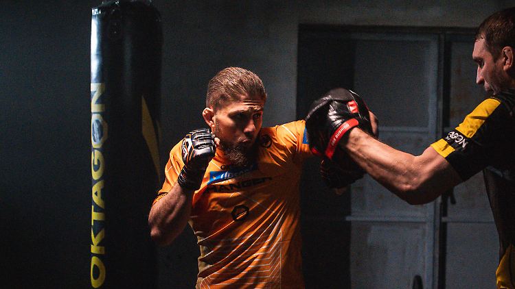 Korkmaz hat bereits Siege in großen Organisationen wie Bellator und UAE Warriors errungen.