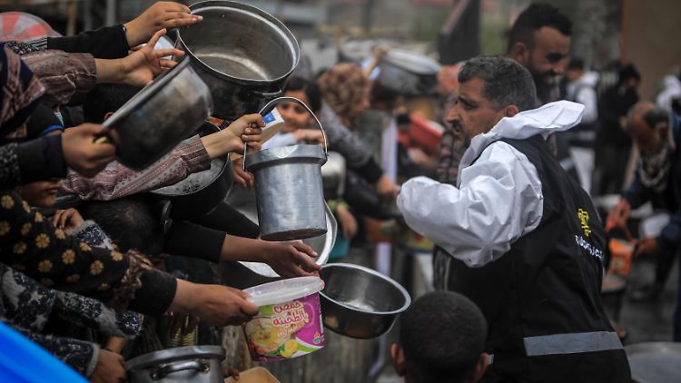 In Rafah halten sich geschätzt mehr als eine Million Binnenvertriebene auf, unter teils katastrophalen Bedingungen.