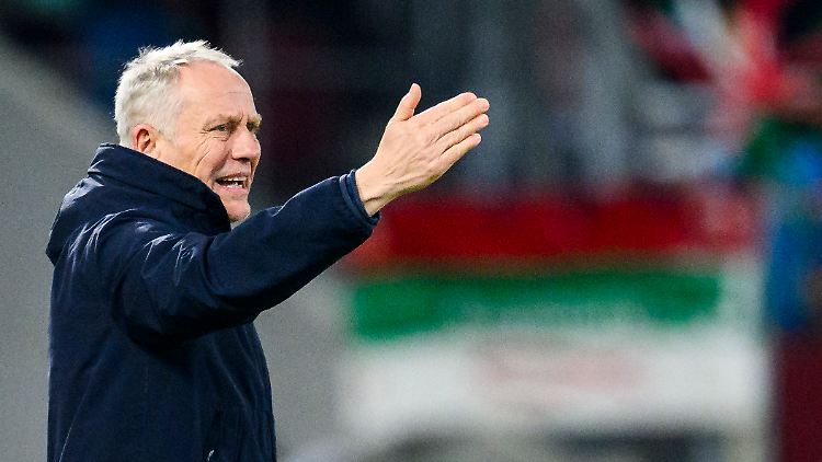 Christian Streich musste eine bittere Niederlage seines Teams beobachten.