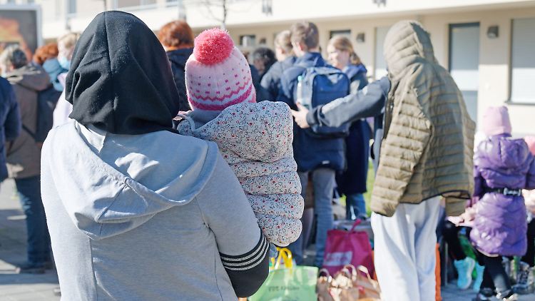Flüchtlinge in ganz Deutschland sollen einen Teil der ihnen zustehenden Leistungen als Guthaben statt bar erhalten.