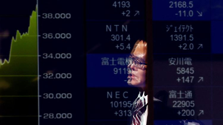 2024-02-26T041743Z_1559970083_RC23A6A8STZB_RTRMADP_3_JAPAN-STOCKS.JPG