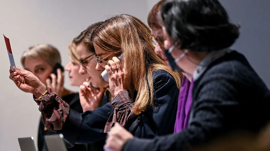 Telefonistinnen-nehmen-Gebote-entgegen