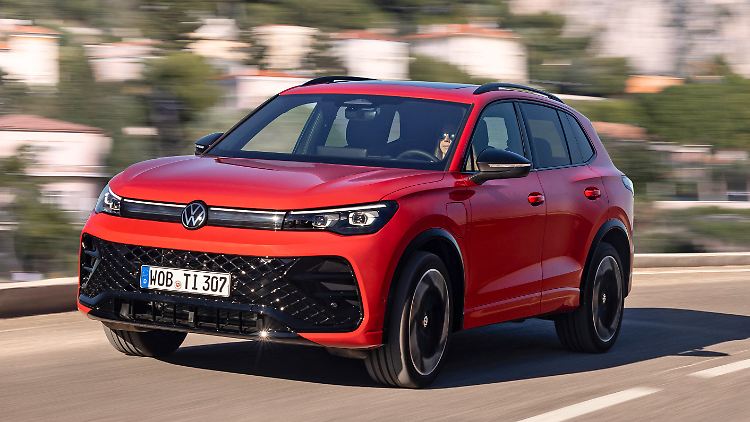 Das Beste aus zwei Welten: Eine schmale Leiste zwischen den Frontleuchten des VW Tiguan (auf Wunsch HD-Matrix-Scheinwerfer) bekundet eher Elektroauto-Designsprache. Dafür wirkt der massive untere Teil des vorderen Stoßfängers mit den Kühllufteinlässen extrovertiert und sportlich.