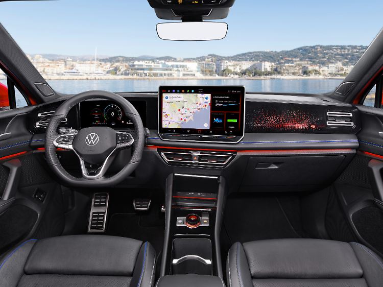 Der große Touchscreen in der Mittelkonsole fällt ins Auge. Das hintergrundbeleuchtete Dekor vielleicht sogar noch ein wenig mehr.