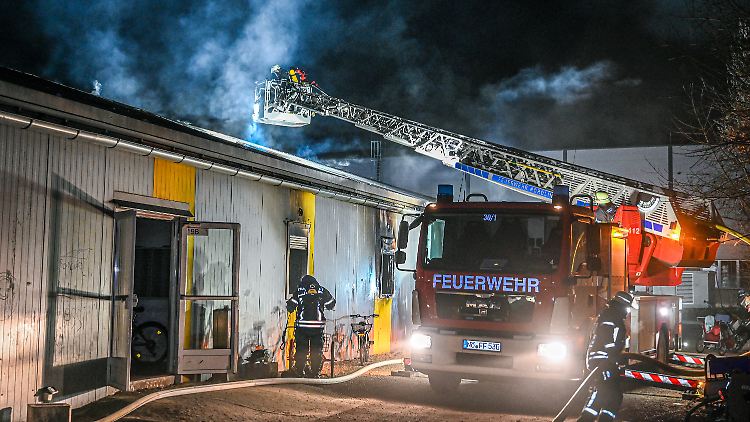 Die Hallen des Asylheims wurden bei dem Brand so stark beschädigt, dass sie abgerissen werden müssen. 