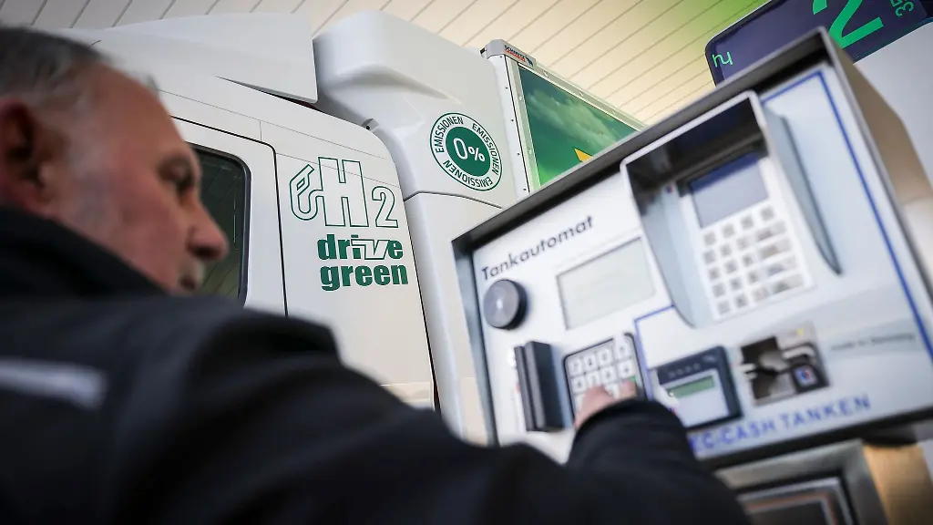 Ein-Fahrer-betankt-seinen-Lastwagen-mit-Wasserstof-an-der-Wasserstofftankstelle-in-Neumuenster