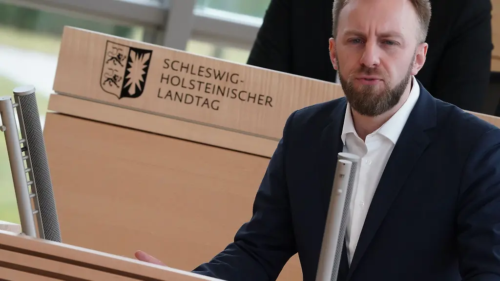Niclas-Duerbrook-spricht-im-Landeshaus-in-einer-aktuellen-Stunde