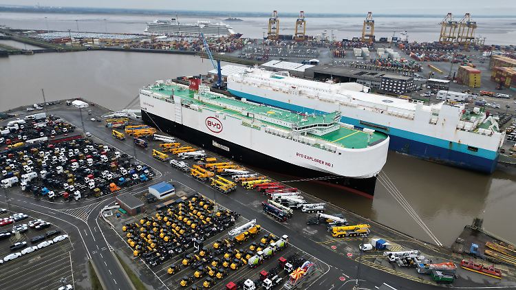 Rund 3000 Neuwagen von BYD, vor allem Stromer, rollen in Bremerhaven an Land.