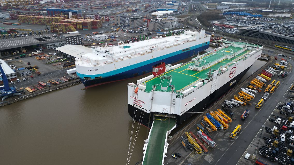 Der Autofrachter "BYD Explorer No.1" liegt mit 3000 Neuwagen an Bord in Bremerhaven.