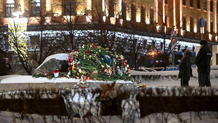 Unter den Augen der Sicherheitskräfte: Russen gedenken in Moskau am 16. Februar des unter mysteriösen Umständen gestorbenen Nawalnys.