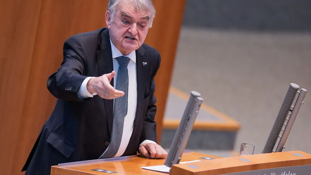 Herbert-Reul-richtet-sich-in-der-Aktuellen-Stunde-an-die-Abgeordneten