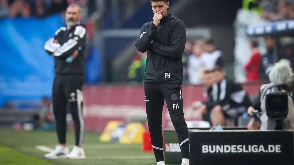 Trainer-Fabian-Huerzeler-r-vom-FC-St-Pauli-und-HSV-Trainer-Tim-Walter-stehen-an-der-Seitenlinie