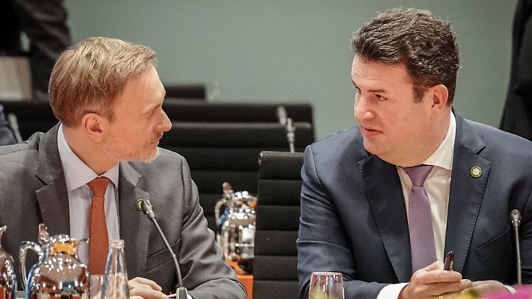 Hubertus Heil (r.) will nicht innere gegen äußere Sicherheit ausspielen. 