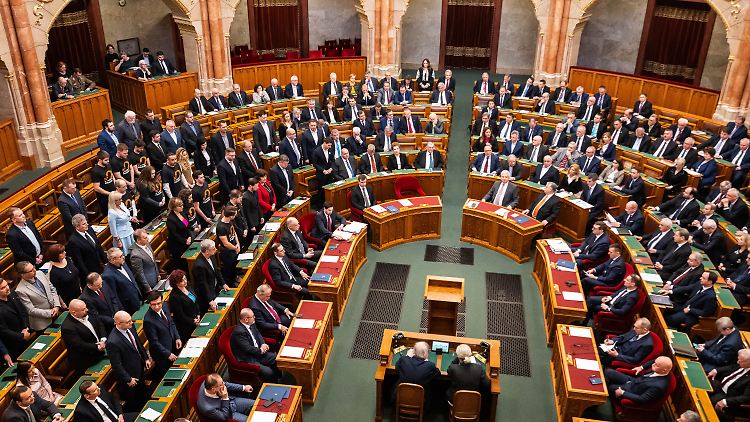 Das ungarische Parlament stimmt der NATO-Aufnahme Schwedens zu - und die Opposition gedenkt in einer Schweigeminute des gestorbenen russischen Oppositionspolitikers Nawalny.
