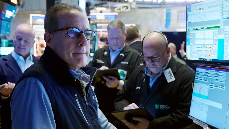 Mit angezogener Handbremse unterwegs: Die Händler an der Wall Street warten auf den US-Konsumindex. 