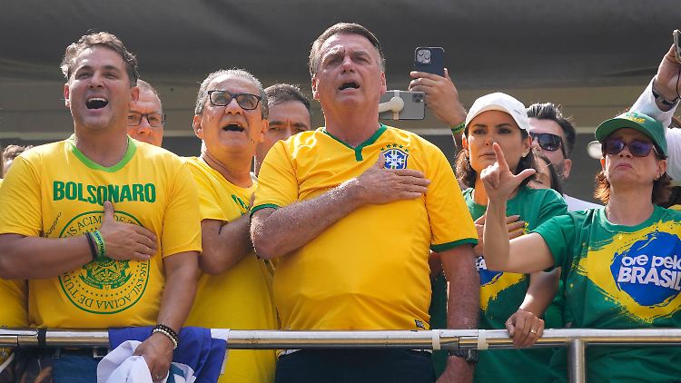 Wollte Lula da Silva nicht den Präsidentenpalast überlassen: Jair Bolsonaro (Mitte), hier bei der Kundgebung am Sonntag.