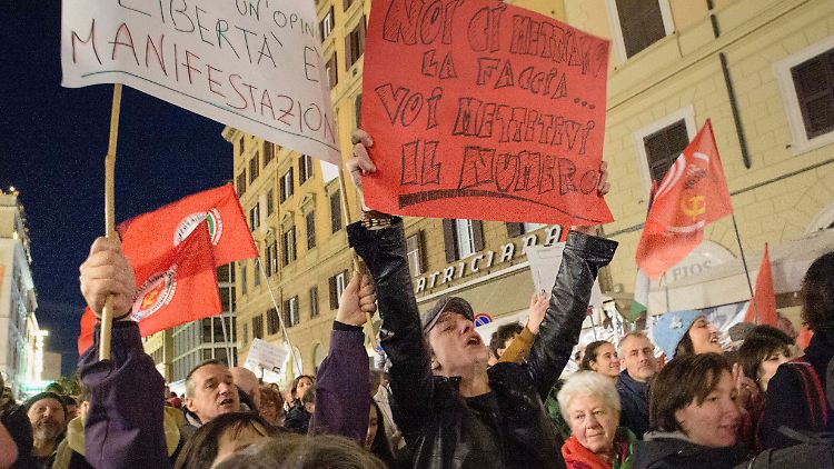 Viele Menschen protestierten am vergangenen Sonntag in Solidarität mit den Jugendlichen. Auf dem Schild im Vordergrund steht "Wir tragen unsere Gesichter... Ihr tragt eure Nummern". Damit spielt es auf die Forderung an, dass Polizisten ihre Dienstnummer tragen sollten, damit sie in Fällen von Polizeigewalt identifiziert werden können.