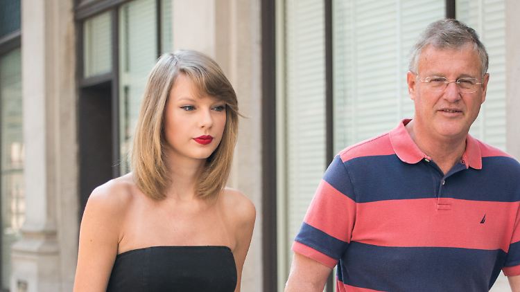 Taylor Swift mit ihrem Vater Scott Swift bei einem Spaziergang in New York. (Archivbild)