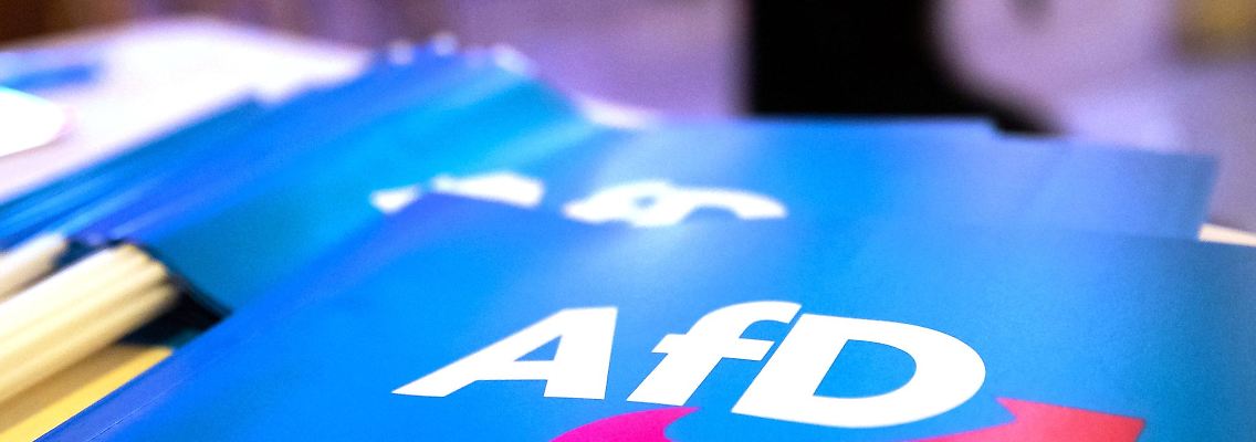 Medienberichten zufolge soll ein neues Gutachten des Bundesamts für Verfassungsschutz zur AfD weitgehend fertiggestellt sein.