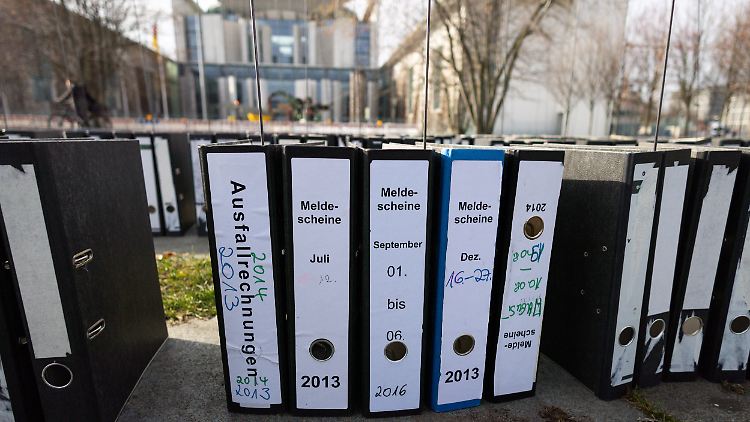 Mit Hunderten aufgestellten Aktenordnern vor dem Kanzleramt protestierte der Zentralverband des Deutschen Handwerks gegen die enorme Bürokratie. 