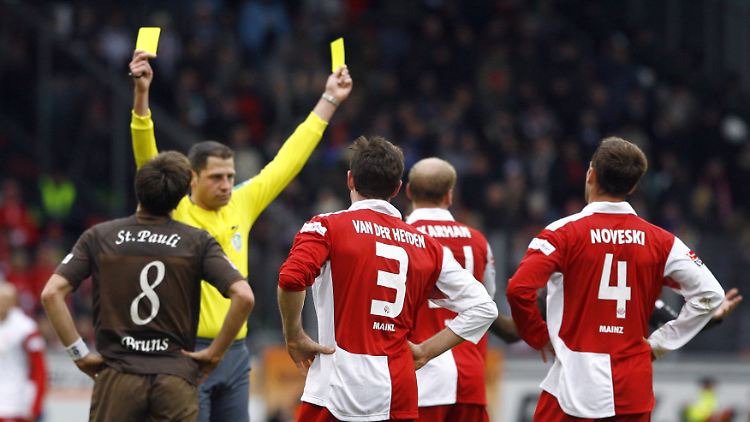 Künftig könnten den Schiedsrichtern im Profifußball mehr Karten zur Verfügung stehen.