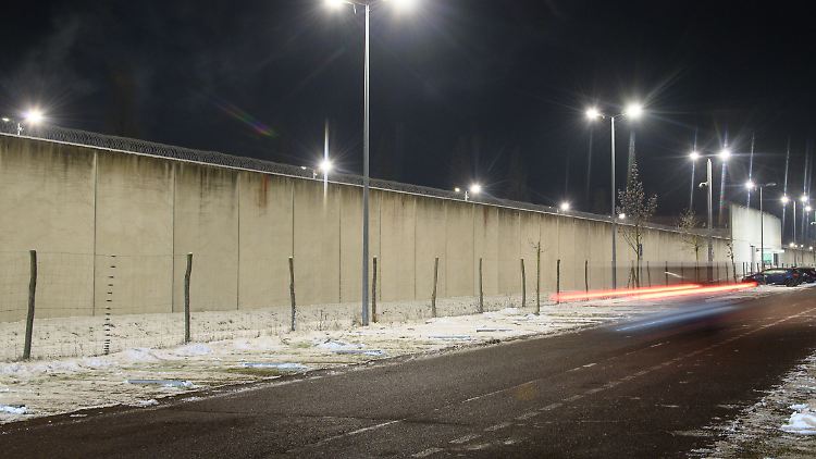 Hinter den Mauern des Gefängnisses in Burg nahm der Verurteilte Menschen als Geiseln. 
