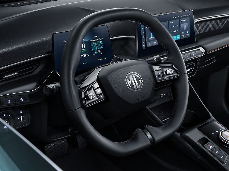 Das Cockpit des MG3: klassische Schalter und Knöpfe und ein eher kleiner Touchscreen.