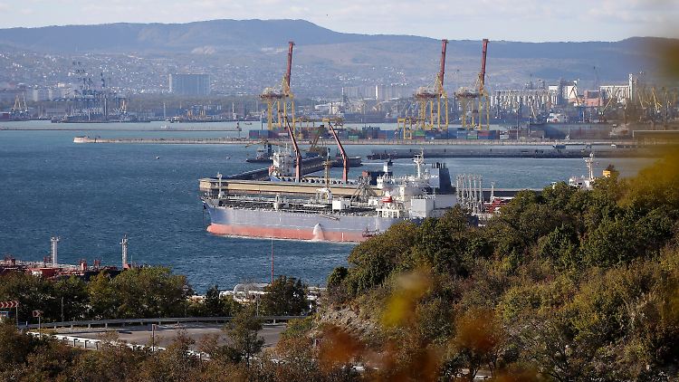Ein russischer Öltanker liegt im Hafen vor Noworossiysk im Schwarzen Meer.